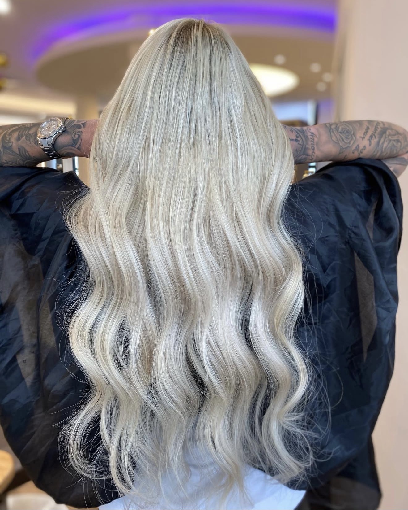 Friseur - Platinblonde Echthaar Haarverlängerung mit sanften Wellen bei WOW Hair & Beauty in Kolbermoor. Professionelle Haarverlängerung und Haarverdichtung mit hochwertigen Extensions. - Wow Hair & Beauty