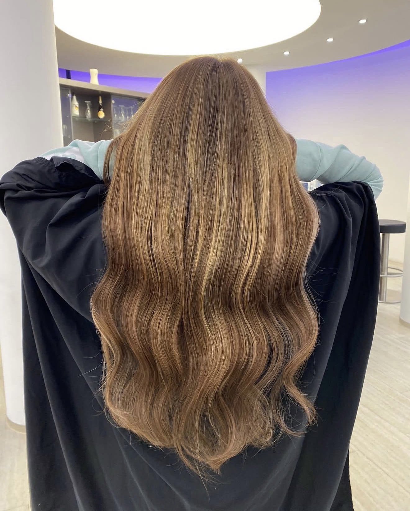 Friseur finden - Sprachen: Deutsch - Haarverlängerung und Haarverdichtung mit weichen Balayage-Nuancen bei WOW Hair & Beauty in Kolbermoor. Individuell abgestimmt auf Haarstruktur und Wunschlänge. - Wow Hair & Beauty