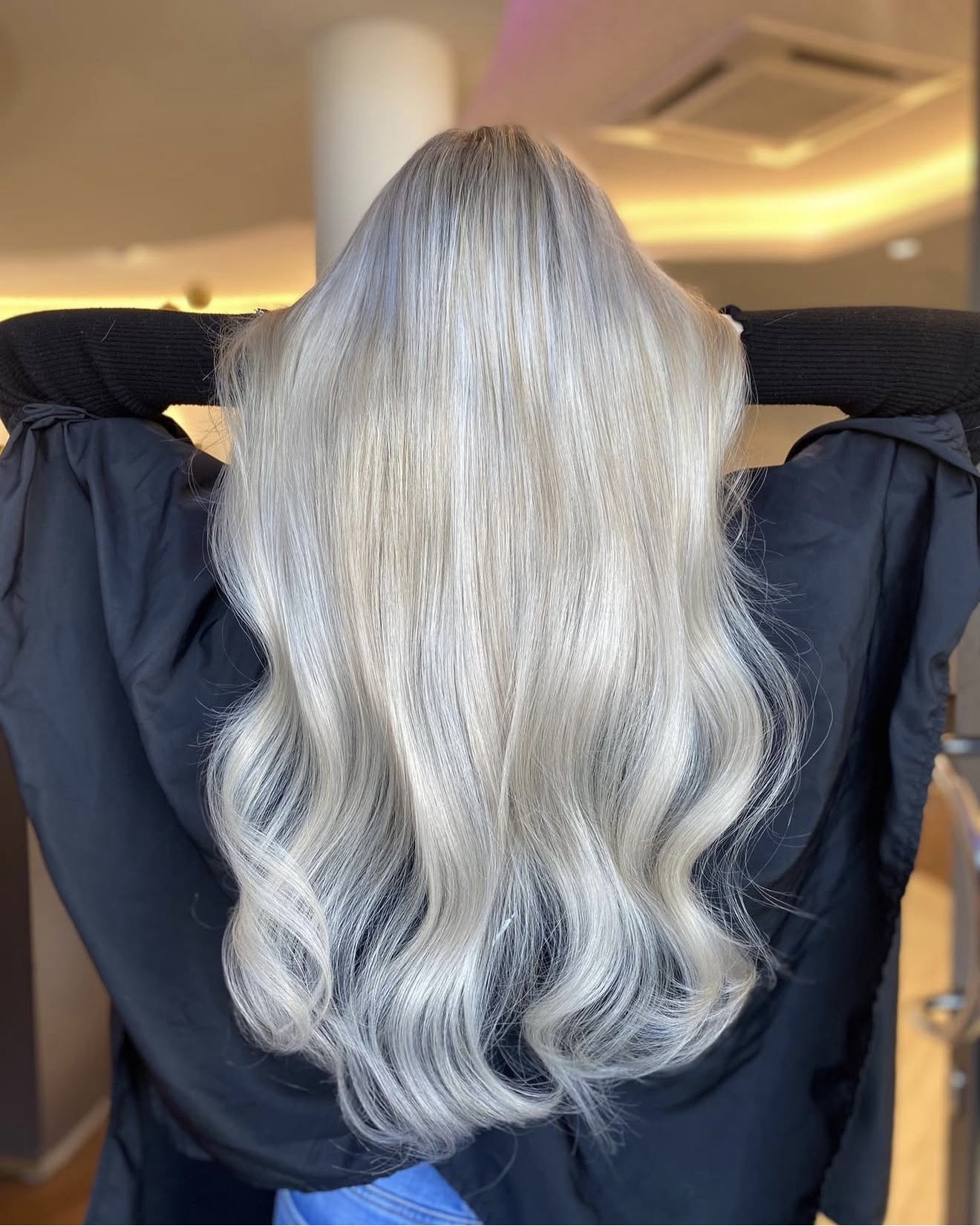 Friseur finden - Sprachen: Deutsch - Kühle blonde Haarverlängerung mit Echthaar Extensions bei WOW Hair & Beauty. Spezialisiert auf Blond, Haarverdichtung und moderne Haarverlängerung - Wow Hair & Beauty
