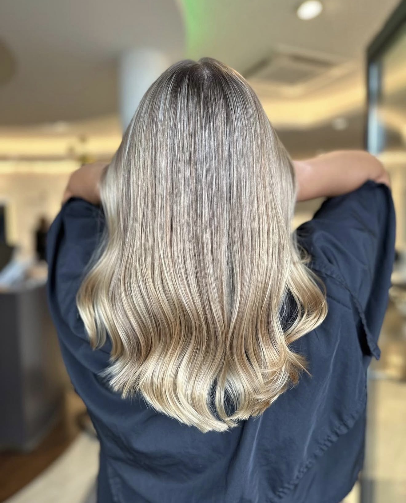 Friseur: Natürliche Balayage mit weichen Farbverläufen und multidimensionalen Blondnuancen bei WOW Hair & Beauty in Kolbermoor. Individuell abgestimmte Balayage-Technik für mehr Tiefe, Glanz und ein natürliches Ergebnis. - Wow Hair & Beauty