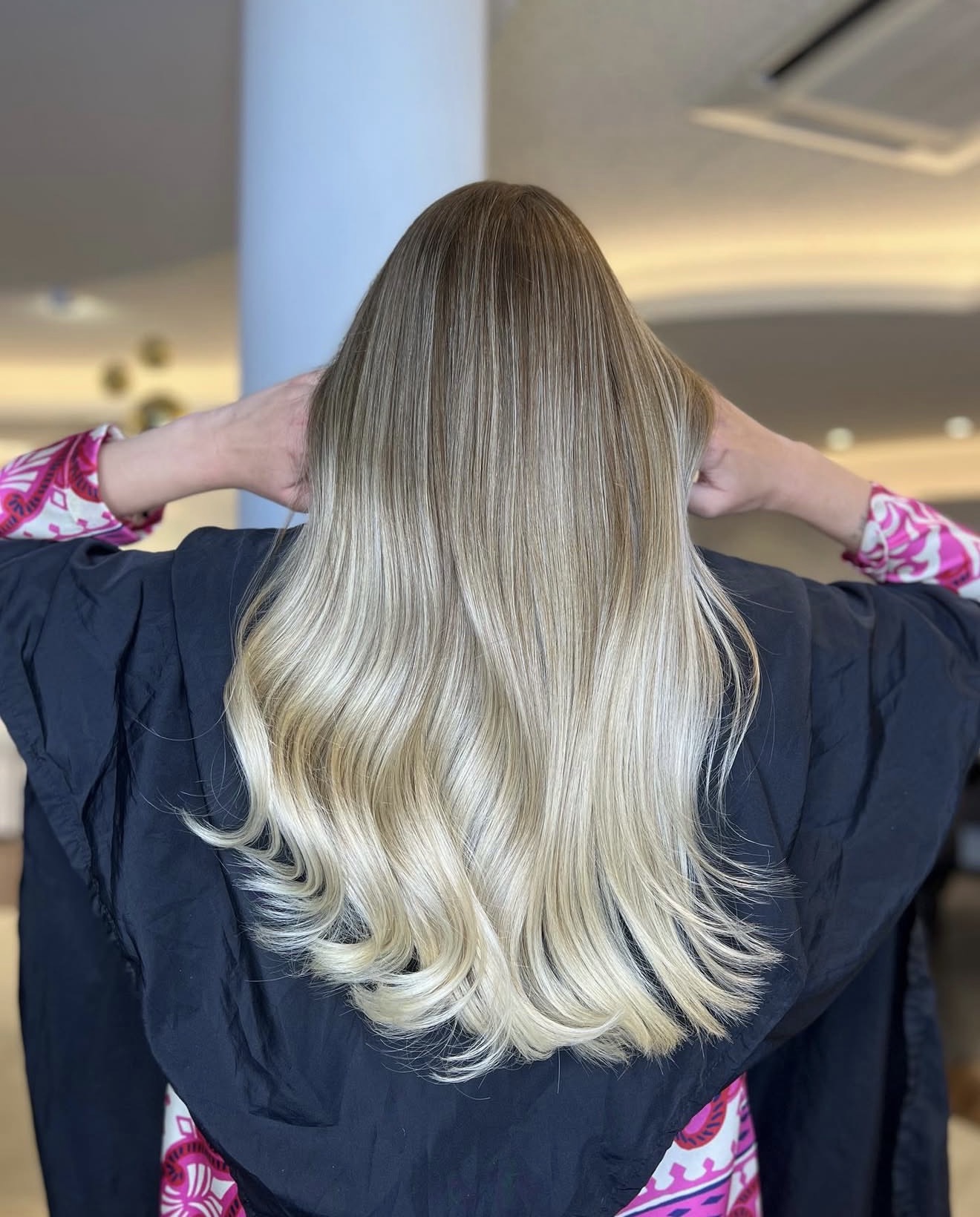 Friseur: Professionelle Balayage und Blondveredelung bei WOW Hair & Beauty in Kolbermoor. Harmonische Highlights und sanfte Übergänge sorgen für einen modernen, natürlichen und pflegeleichten Balayage Look. - Wow Hair & Beauty