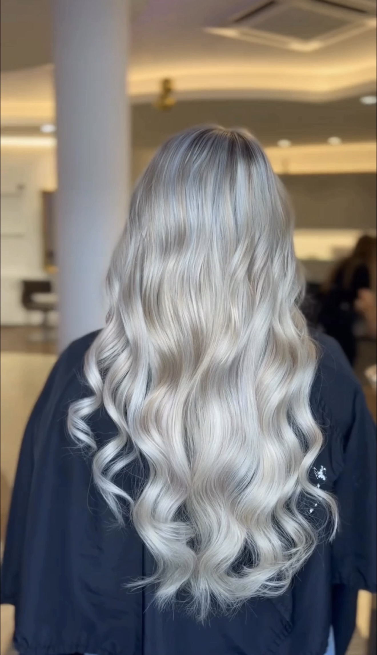 Friseur: Moderne Haarverlängerung und Haarverdichtung mit hochwertigen Extensions. WOW Hair & Beauty in Kolbermoor ist spezialisiert auf Echthaarverlängerungen und natürlich wirkende Ergebnisse. - Wow Hair & Beauty